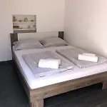 شقة Deni