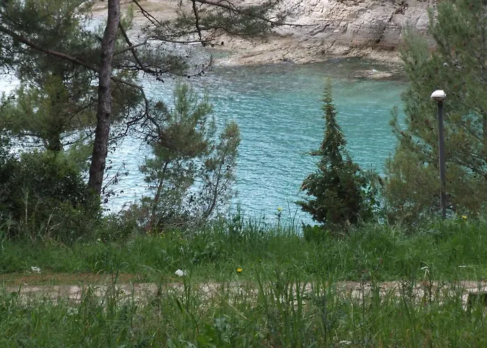 Deni Πούλα