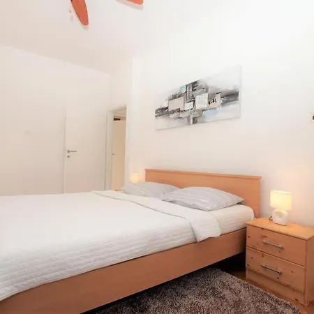Apartament Deni